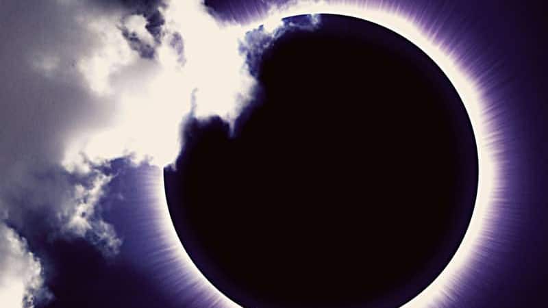 Солнечное затмение 8 апреля в новосибирске. Солнечное затмение 2023. Eclipse 2023. Солнечное затмение арт. Солнечное затмение Рязань.